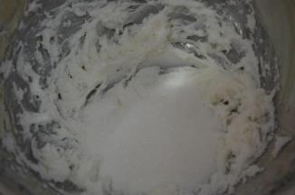 猪油先用电动打蛋器打至顺滑，加入砂糖，混合均匀