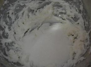 猪油先用电动打蛋器打至顺滑，加入砂糖，混合均匀