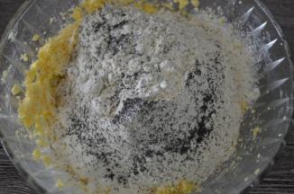 筛入混合粉，切拌均匀成絮状