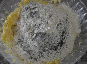 筛入混合粉，切拌均匀成絮状