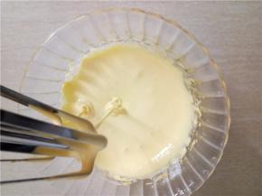 打至蛋黄糊颜变浅变稠后转低速整理下气泡，掉起打蛋头蛋黄糊滴落不易消失即打发完成