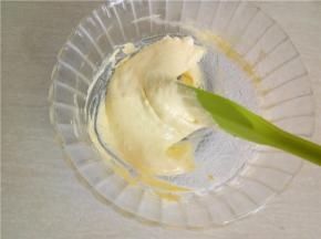 用刮刀翻拌均匀。