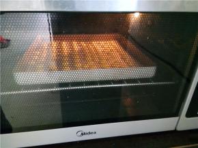 放入预热好的烤箱100度，上下火烤20分钟左右。