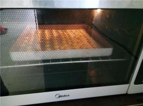 放入预热好的烤箱100度，上下火烤20分钟左右。