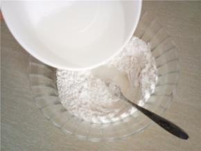 取温水倒入糯米粉中，边倒边搅。