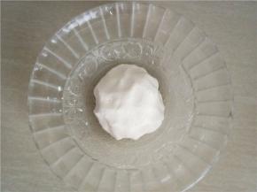 混合成软硬适中的面团。