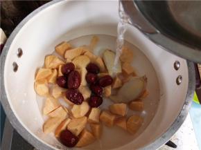 将切好的薯块、红枣、生姜放入锅中，加适量清水。