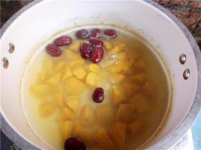 开大火煮开后，转小火煮10分钟至红薯变软即可