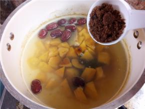 关火提加入红糖搅至融化。