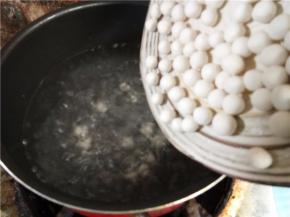 另起一锅沸水，倒入搓好的圆子。