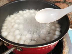 煮至圆子浮起，捞出倒入刚刚煮好的红薯姜汤中即可享用。