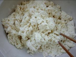 边倒碱水边搅拌成絮状