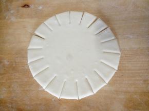 用擀面杖擀成圆片，不要太薄，用刀沿边缘分段切开（如图）