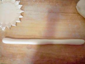 再切一块面团，揉匀，搓成长条