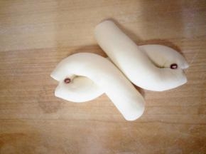用剪刀剪出鱼嘴，然后放红豆当眼睛，如图