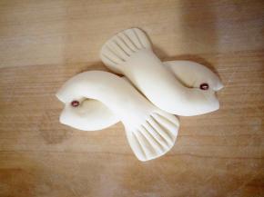 用叉子压出鱼尾