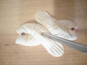 用勺子压出头部，勺把按出鱼鳞，如图就做好了