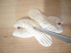 用勺子压出头部，勺把按出鱼鳞，如图就做好了