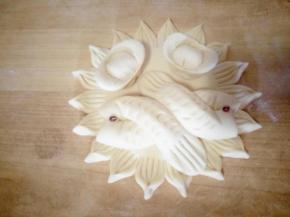 把鱼和元宝摆好位置，发财鱼馒头就做好了