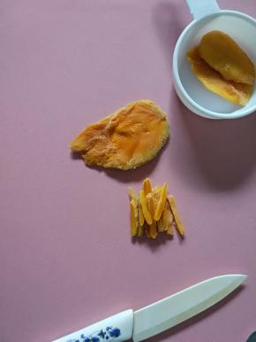 1.先把芒果切条切丁，因为我个人比较喜欢颗粒比较小的，所以不嫌麻烦切成丁，吃起来口感会均匀点，不然大块芒果吃进去，太腻了。