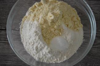 杏仁粉、泡打粉、高筋粉倒在一起，混合均匀