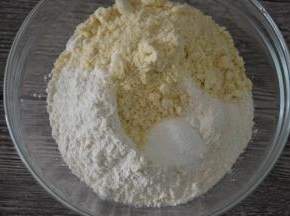 杏仁粉、泡打粉、高筋粉倒在一起，混合均匀