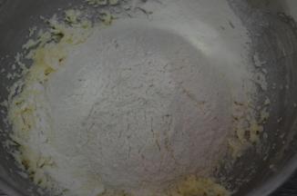 筛入混合粉，均匀切拌至絮状