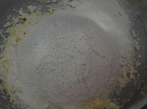 筛入混合粉，均匀切拌至絮状