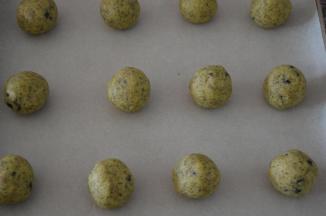 取23g一个滚圆
有间隔地排放在烤盘上
170度预热烤箱
在饼胚上擦上一层蛋液