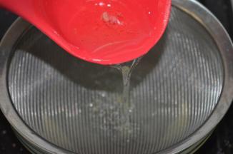 通过筛子倒进碗里