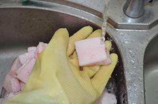 把猪板油去皮，切成2cm大小一款
用水冲洗干净，稍微沥干一下水