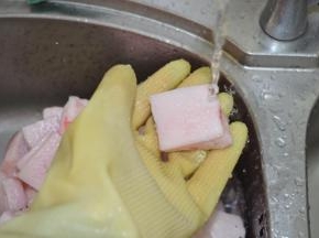 把猪板油去皮，切成2cm大小一款
用水冲洗干净，稍微沥干一下水