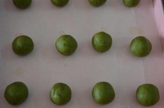 取23g一个、滚圆
有间隔地排放到烤盘上