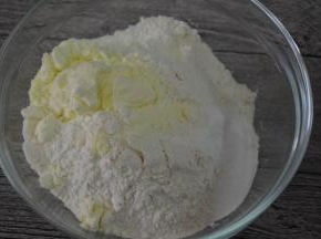奶粉、高筋粉、泡打粉放一起，混合均匀