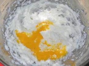 加入蛋液，打至完全融合
