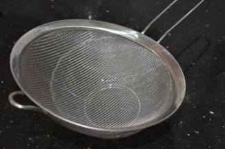 准备好筛子和碗