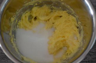 黄油室温软化至轻按有坑
用电动打蛋器打至顺滑
加入砂糖打至颜色变白，体积变蓬松