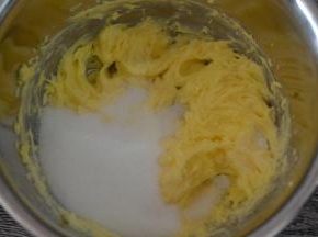 黄油室温软化至轻按有坑
用电动打蛋器打至顺滑
加入砂糖打至颜色变白，体积变蓬松