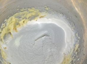 筛入混合粉，切拌均匀至絮状