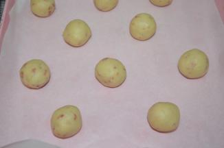 取23g一个，滚圆
有间隔地排放到烤盘上