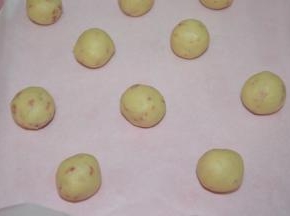 取23g一个，滚圆
有间隔地排放到烤盘上