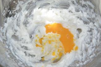 加入鸡蛋液，打至完全融合