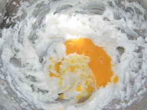 加入鸡蛋液，打至完全融合