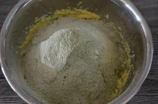 筛入混合粉，切拌均匀成絮状