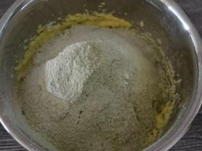 筛入混合粉，切拌均匀成絮状