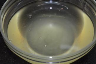 因为现在天气冷～猪油离开锅进碗里就开始变色了～