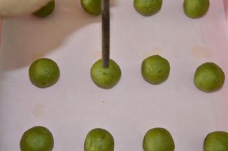 170度预热烤箱
用筷子粗的一头在饼胚上戳一个孔