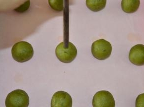 170度预热烤箱
用筷子粗的一头在饼胚上戳一个孔