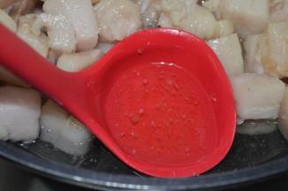 看，猪板油水分蒸发干净后就会出油，很快的～
此时用勺子舀起猪油