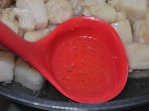 看，猪板油水分蒸发干净后就会出油，很快的～
此时用勺子舀起猪油